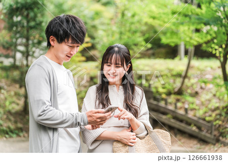 観光地に来てスマホで情報を検索する若いアジア人カップル(アプリ・トラベル・観光・グルメ) 観光地に来てスマホで情報を検索する若いアジア人カップル(アプリ・トラベル・観光・グルメ) 126661938