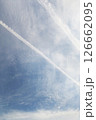 快晴の空に広がる飛行機雲の軌跡 126662095