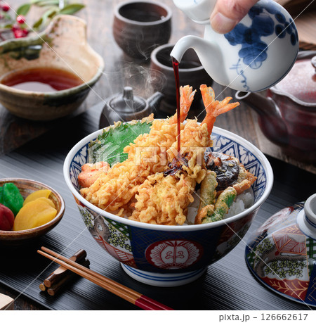 海老天ぷらが豪快に盛られた本格和風天丼定食 126662617