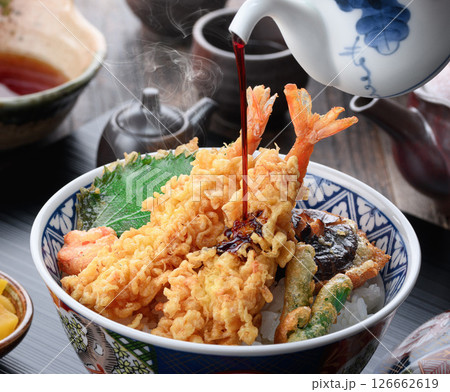 海老天ぷらが豪快に盛られた本格和風天丼定食 126662619