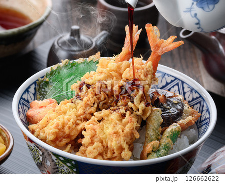 海老天ぷらが豪快に盛られた本格和風天丼定食 海老天ぷらが豪快に盛られた本格和風天丼定食 126662622