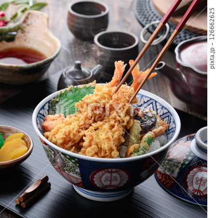 海老天ぷらが豪快に盛られた本格和風天丼定食 海老天ぷらが豪快に盛られた本格和風天丼定食 126662625