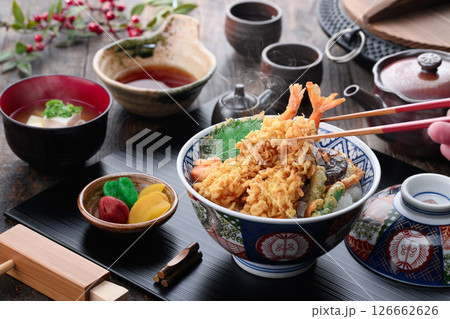 海老天ぷらが豪快に盛られた本格和風天丼定食 126662626