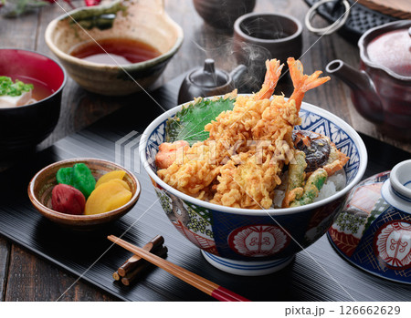 海老天ぷらが豪快に盛られた本格和風天丼定食 126662629