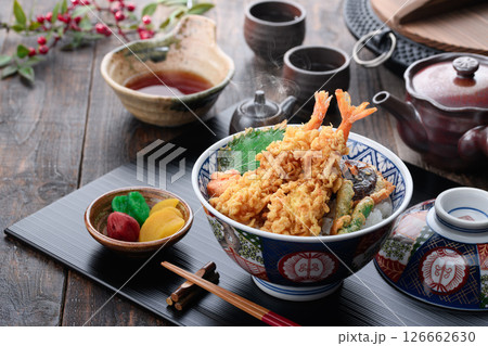 海老天ぷらが豪快に盛られた本格和風天丼定食 126662630