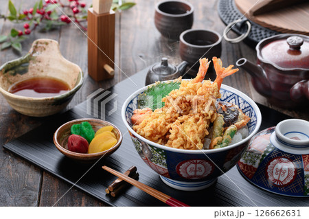 海老天ぷらが豪快に盛られた本格和風天丼定食 126662631