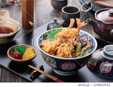 海老天ぷらが豪快に盛られた本格和風天丼定食 海老天ぷらが豪快に盛られた本格和風天丼定食 126662632