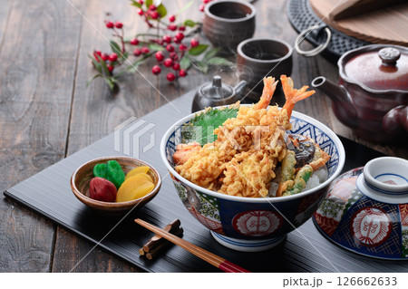 海老天ぷらが豪快に盛られた本格和風天丼定食 126662633