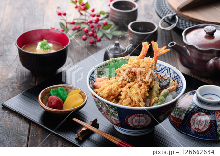 海老天ぷらが豪快に盛られた本格和風天丼定食 海老天ぷらが豪快に盛られた本格和風天丼定食 126662634
