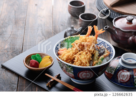 海老天ぷらが豪快に盛られた本格和風天丼定食 126662635
