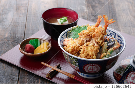 海老天ぷらが豪快に盛られた本格和風天丼定食 126662643