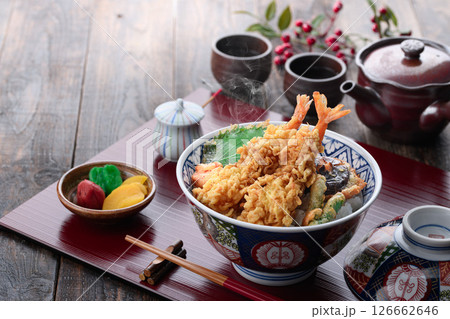 海老天ぷらが豪快に盛られた本格和風天丼定食 126662646