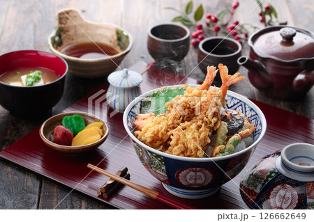 海老天ぷらが豪快に盛られた本格和風天丼定食 126662649