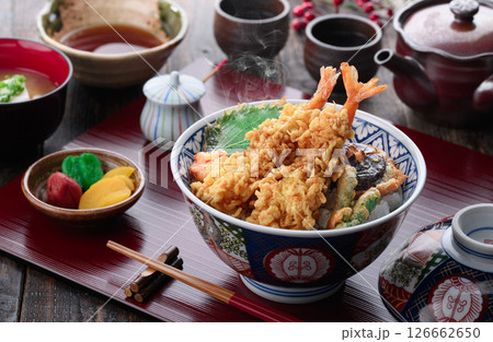 海老天ぷらが豪快に盛られた本格和風天丼定食 海老天ぷらが豪快に盛られた本格和風天丼定食 126662650