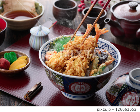 海老天ぷらが豪快に盛られた本格和風天丼定食 海老天ぷらが豪快に盛られた本格和風天丼定食 126662652