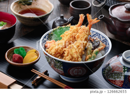 海老天ぷらが豪快に盛られた本格和風天丼定食 126662655