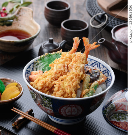 海老天ぷらが豪快に盛られた本格和風天丼定食 126662656