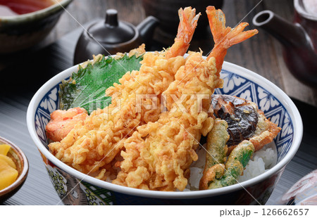 海老天ぷらが豪快に盛られた本格和風天丼定食 海老天ぷらが豪快に盛られた本格和風天丼定食 126662657