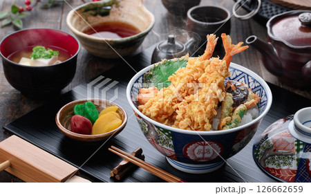 海老天ぷらが豪快に盛られた本格和風天丼定食 海老天ぷらが豪快に盛られた本格和風天丼定食 126662659