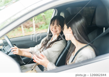 車を運転する女性と助手席に乗りスマホで検索する女性 126662844