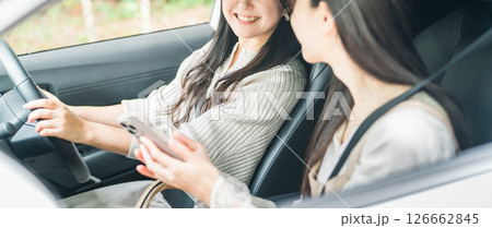 車を運転する女性と助手席に乗りスマホで検索する女性 126662845