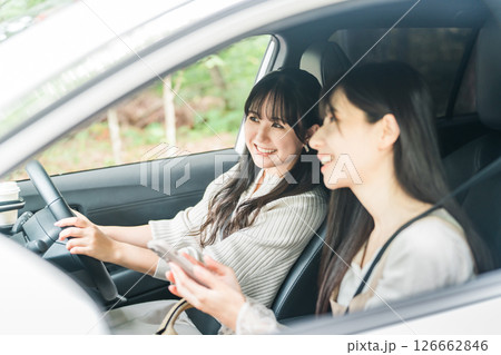 車を運転する女性と助手席に乗りスマホで検索する女性 126662846