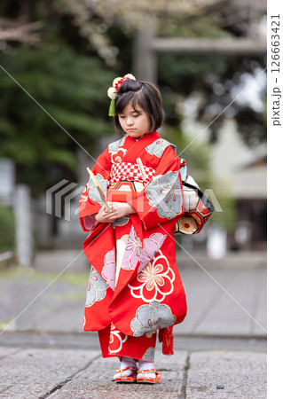 七五三7歳着物のかわいい女の子 七五三7歳着物のかわいい女の子 126663421