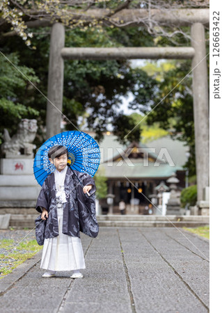 七五三5歳の着物を着た男の子 126663422