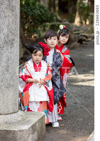 七五三着物のかわいい女の子と男の子 126663665