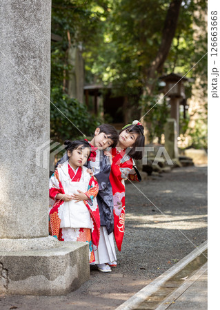 七五三着物のかわいい女の子と男の子 七五三着物のかわいい女の子と男の子 126663668
