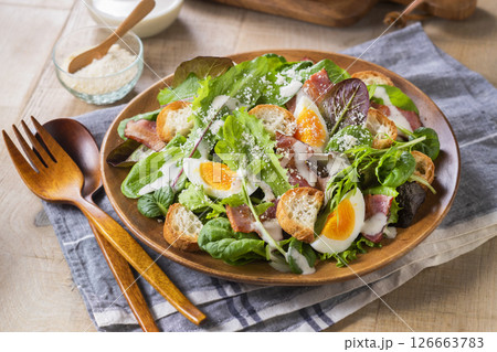 ベビーリーフのシーザーサラダ 126663783