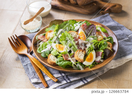 ベビーリーフのシーザーサラダ 126663784