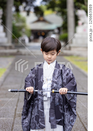 七五三5歳の着物を着た男の子 126663989