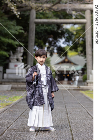七五三5歳の着物を着た男の子 126663992