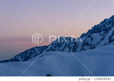 エンマ代から見る夜明け前の剱岳と雪の立山と幻想的なヴィーナスライン エンマ代から見る夜明け前の剱岳と雪の立山と幻想的なヴィーナスライン 126664042