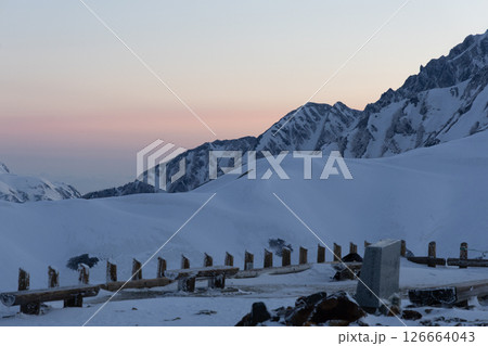 エンマ代から見る夜明け前の剱岳と雪の立山と幻想的なヴィーナスライン 126664043