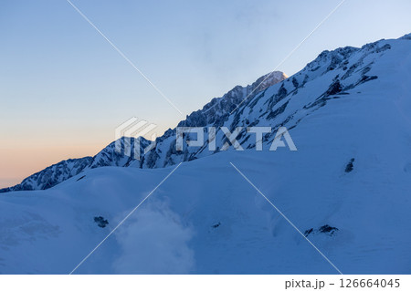 エンマ代から見る夜明け前の剱岳と雪の立山と幻想的なヴィーナスライン 126664045