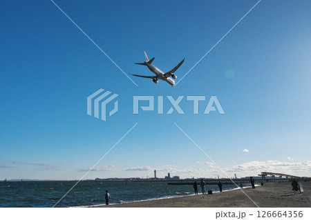 冬 快晴の城南島海浜公園を飛行し羽田空港B滑走路に向かうJAL旅客機 126664356