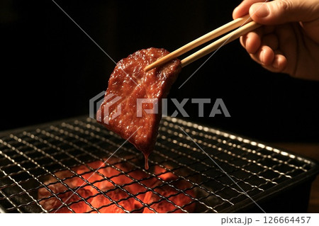 湯気立ち上る和牛の焼き始め 126664457