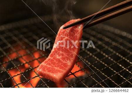 湯気立ち上る和牛の焼き始め 126664462