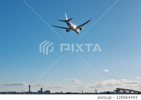 冬 快晴の城南島海浜公園上空から羽田空港に向かう旅客機逆光でキラリ 冬 快晴の城南島海浜公園上空から羽田空港に向かう旅客機逆光でキラリ 126664493
