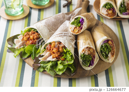 ベビーリーフたっぷりのトルティーヤ 126664677