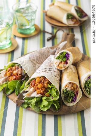 ベビーリーフたっぷりのトルティーヤ 126664679