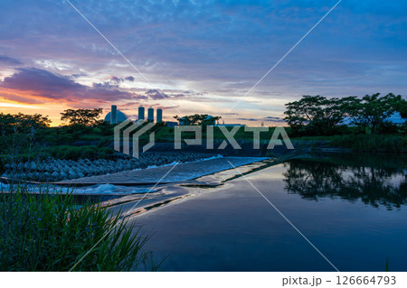 夕暮れの沖水川 126664793