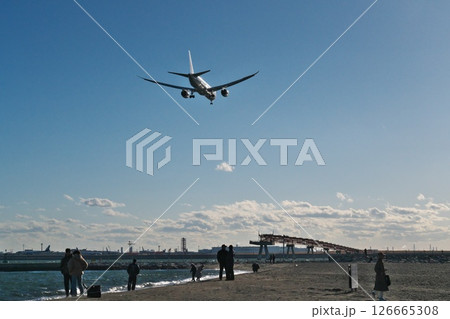 冬 快晴の城南島海浜公園の浜辺を飛行し羽田空港B滑走路に向かう旅客機 冬 快晴の城南島海浜公園の浜辺を飛行し羽田空港B滑走路に向かう旅客機 126665308