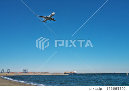 冬 快晴の城南島海浜公園を通過し羽田空港に向かうANA旅客機 冬 快晴の城南島海浜公園を通過し羽田空港に向かうANA旅客機 126665592