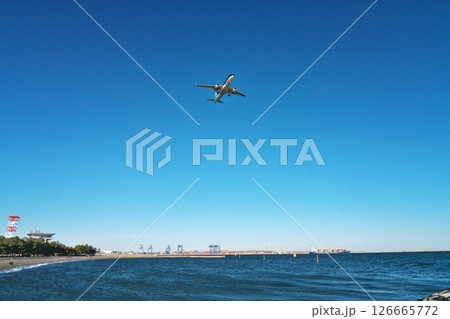 冬 快晴の城南島海浜公園上空を飛行し羽田空港に向かう海外旅客機 126665772