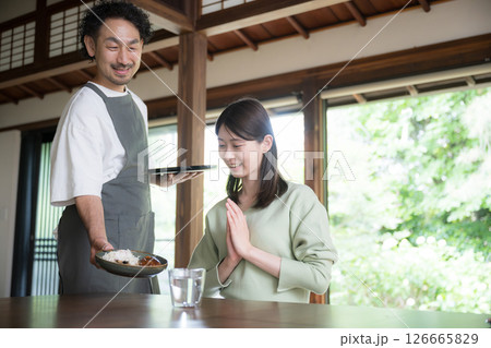 カフェで配膳をする店員とご飯に喜ぶ女性 126665829