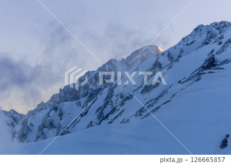春の立山、蒸気漂う雪景と神秘の山岳風景、剱岳 126665857