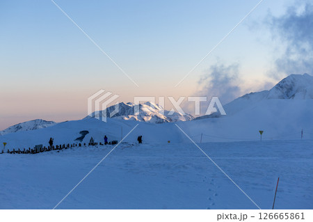 春の立山、蒸気漂う雪景と神秘の山岳風景 春の立山、蒸気漂う雪景と神秘の山岳風景 126665861